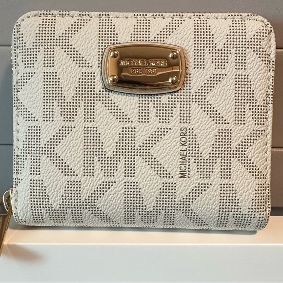 MICHAEL Michael Kors Small Zippie Wallet. - Picture 2 of 5